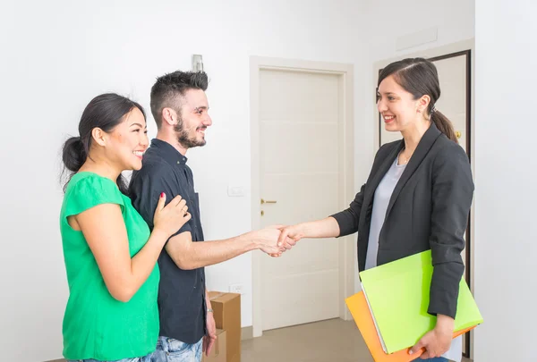 Estate agent close a contract — Stock Photo, Image