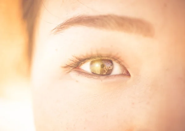 Азиатская женщина глаз близко — стоковое фото
