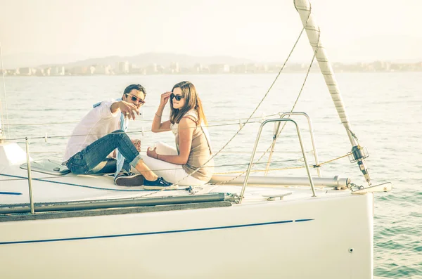 Casal tomando selfie no barco — Fotografia de Stock