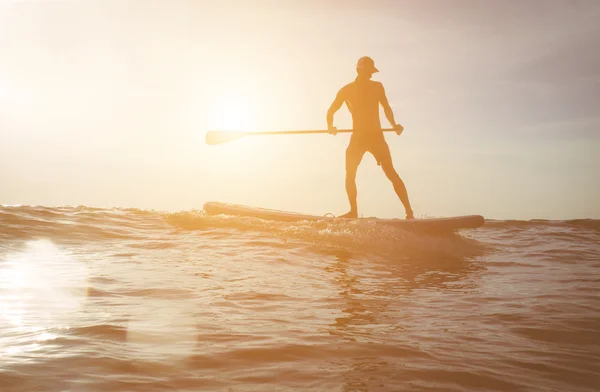 Gün batımında sörfçü siluet — Stok fotoğraf