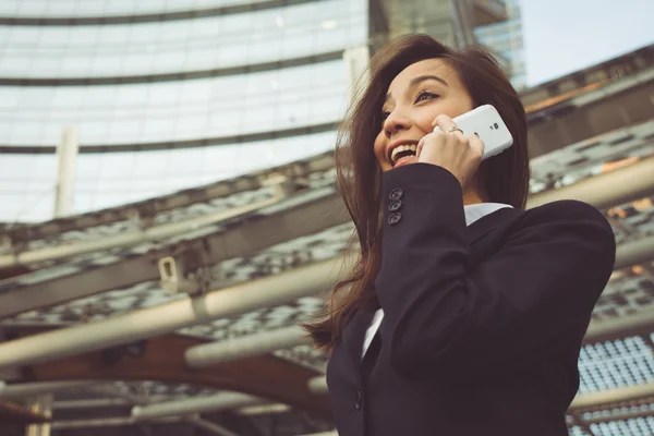 Iş kadını ofis dışında bir telefon görüşmesi — Stok fotoğraf