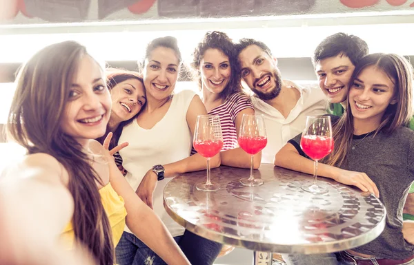 Persone che scattano selfie alla festa — Foto Stock