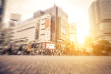 Shibuya bölgesi, Tokyo. İnsanlar sokakta yürürken, insanlar 