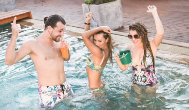 Yüzme havuzunda parti