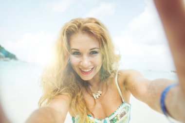 kamera tutarak ve bir selfie alarak güzel kız 