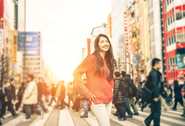 Tanara fata de mers pe jos pe străzile de tokyo — Fotografie, imagine de stoc