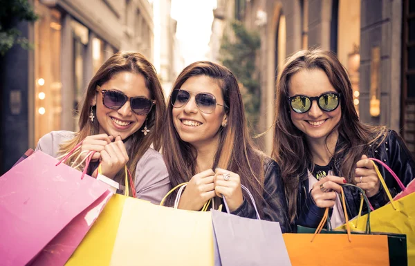 Chicas sonrientes con bolsas de compras — Foto de Stock