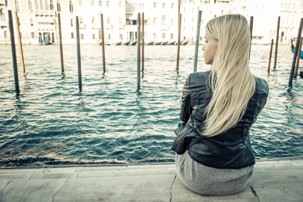 Venedik'te oturan sarışın kız — Stok fotoğraf