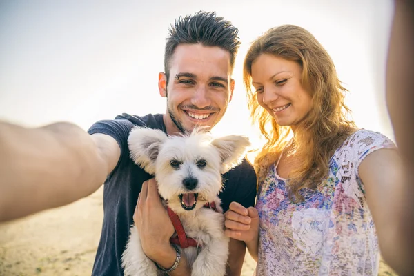 Couple heureux avec chien — Photo