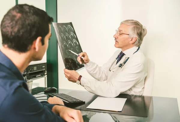 Médico com placa de raios-x — Fotografia de Stock