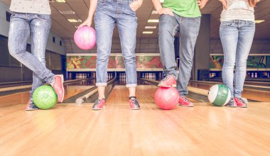 dört kişi ve bowling topları ile sahne 