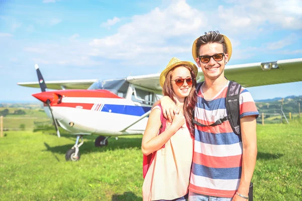 Couple go on excursion with airplane — Stock Photo, Image