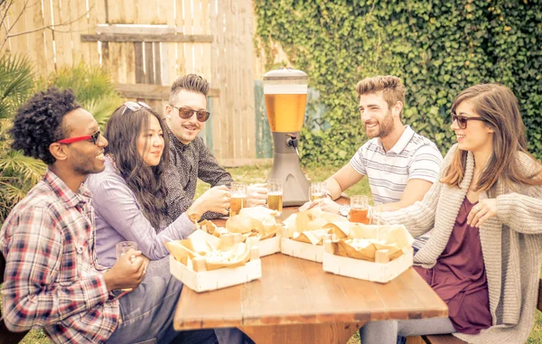 Grupo de amigos tendo brunch juntos — Fotografia de Stock