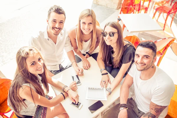 Vänner i en café utomhus — Stockfoto