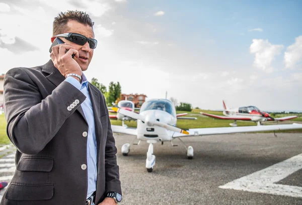 Empresario en el aeropuerto —  Fotos de Stock