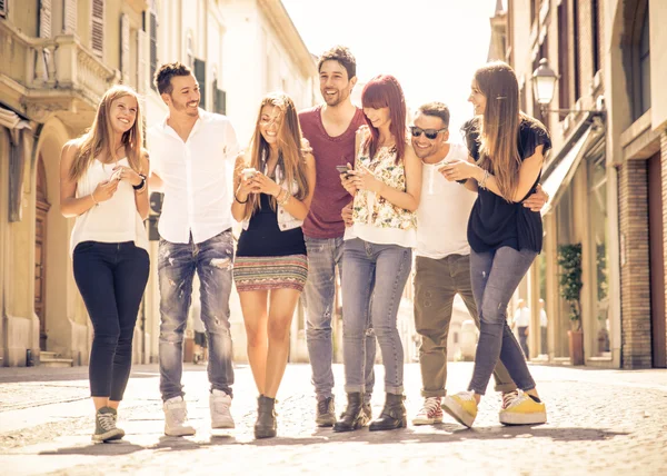 Grupo de amigos reunidos en el centro de la ciudad — Foto de Stock