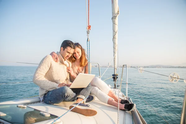 Menschen feiern auf dem Boot — Stockfoto