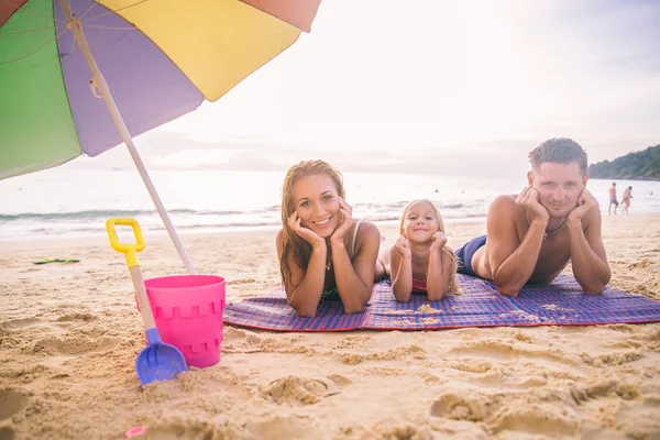 Familj på stranden — Stockfoto