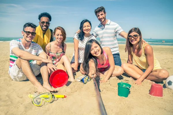 ビーチに selfie スティックと友達 — ストック写真