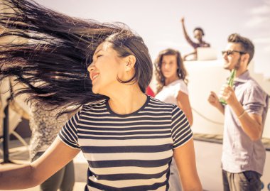 insanlar beach partide eğleniyor