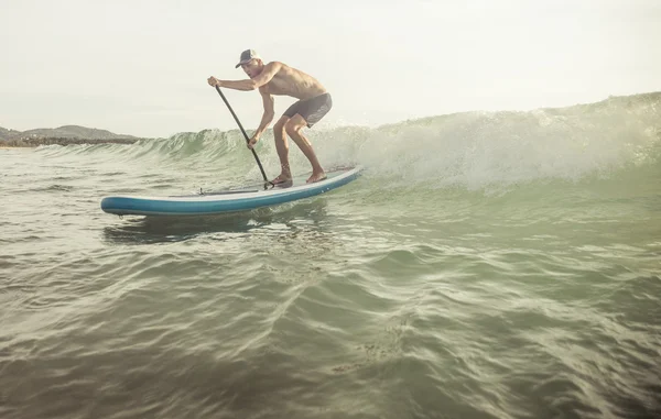 Surfista com prancha — Fotografia de Stock