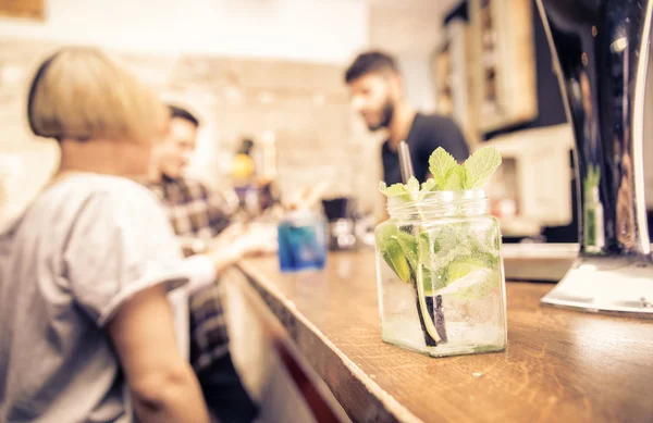 Close up on a cocktail in a bar — Stock Photo, Image