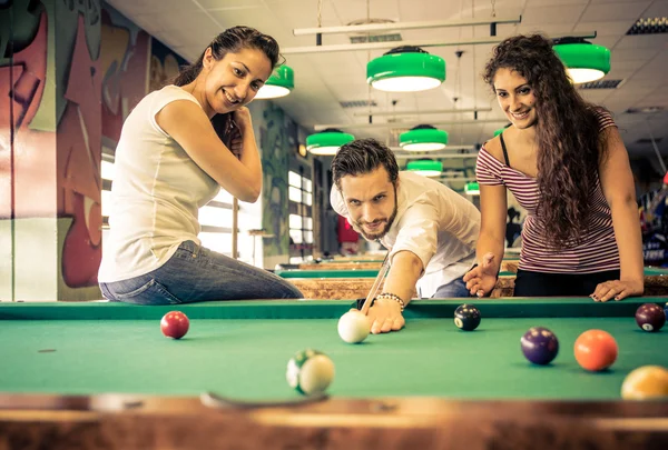 Amigos se divertindo na sala de arcade da piscina — Fotografia de Stock