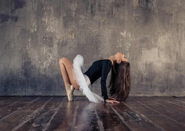 Классический танцор, исполняющий балетные движения — стоковое фото