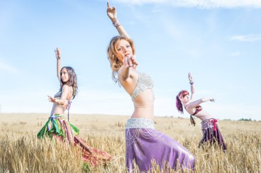 bir buğday alanında performans üç dansöz