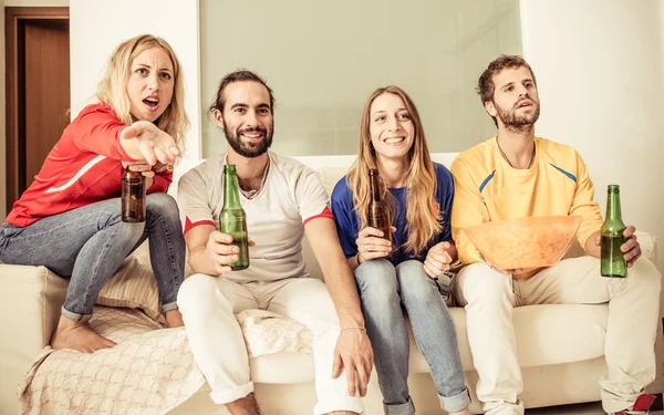 Grupo de amigos viendo deporte partido en la televisión — Foto de Stock