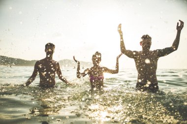 Mutlu insan siluetleri