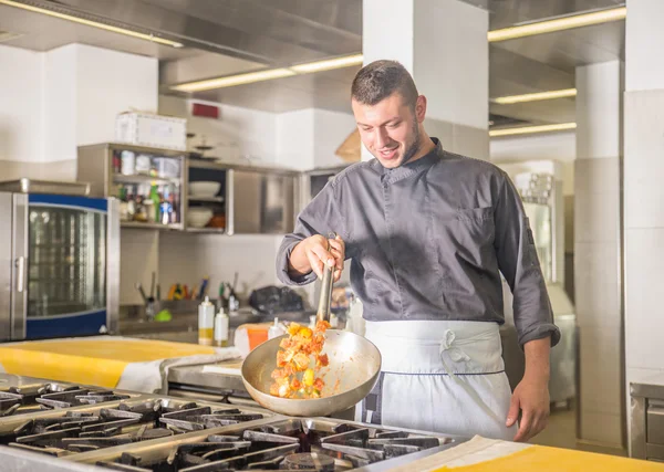 Koch bei der Arbeit — Stockfoto