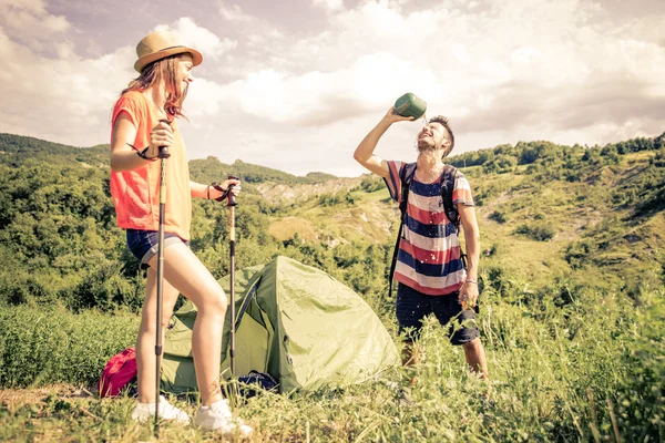 Pareja en una excursión de trekking — Foto de Stock