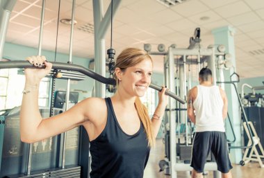 genç kadın sert spor salonunda eğitim