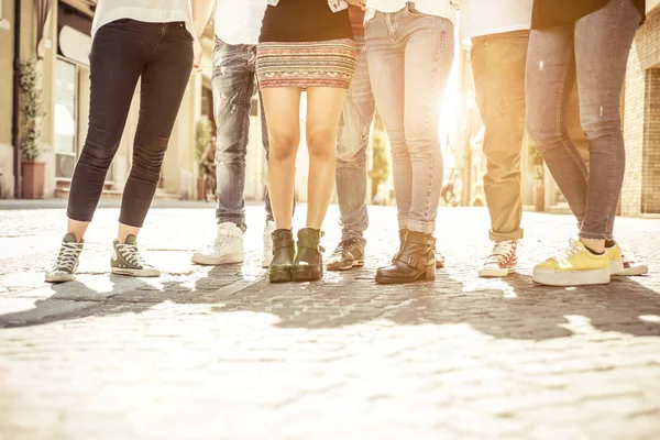 Grupo de amigos caminhando no centro da cidade — Fotografia de Stock