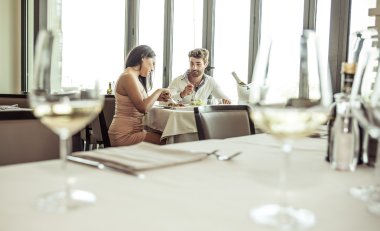 süslü bir restoranda romantik yemek