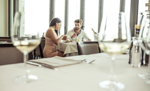 Romantische lunch in een chique restaurant — Stockfoto