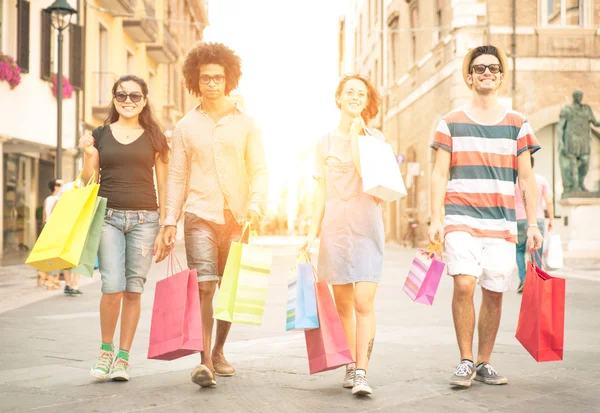 Zwei gemischte Rassenpaare shoppen in der Innenstadt — Stockfoto