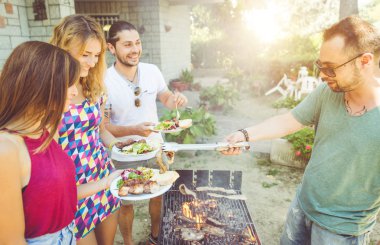 Bahçe arka bahçede Barbekü yapma arkadaş grubu