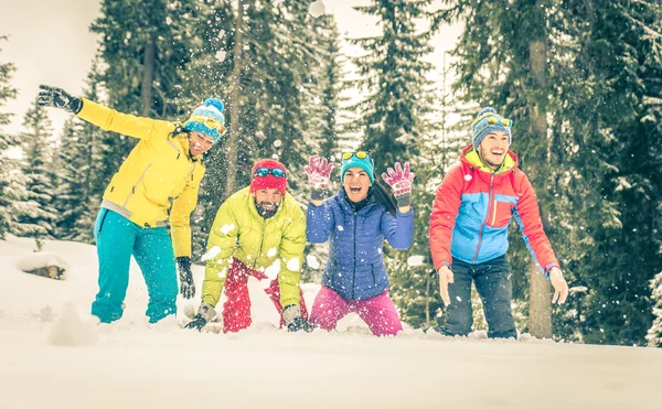 Grupa znajomych, grając na śniegu — Zdjęcie stockowe