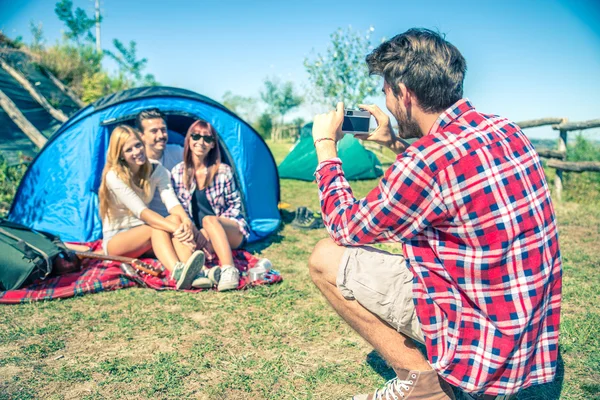 Amigos en un camping —  Fotos de Stock