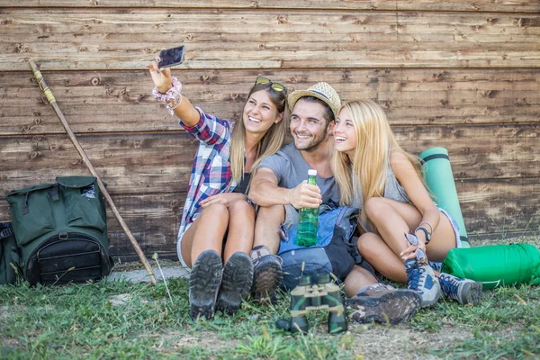 Amigos tomando selfie —  Fotos de Stock