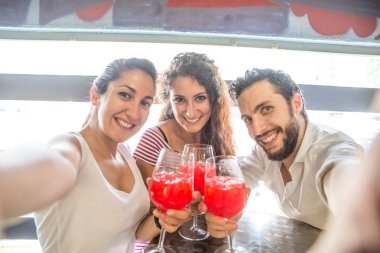 İnsanlar alarak selfie partisinde