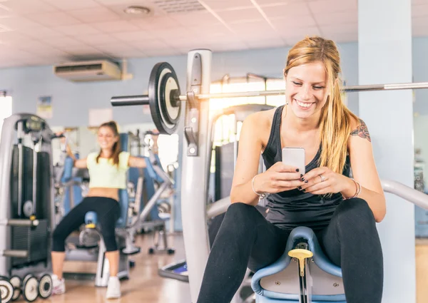 Woman in a fitness club — 图库照片