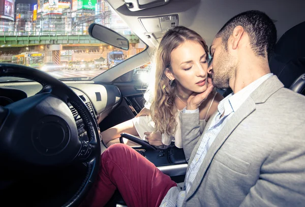 Par kyssas i bilen — Stockfoto