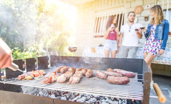 Gruppo di amici fare un barbecue — Foto Stock