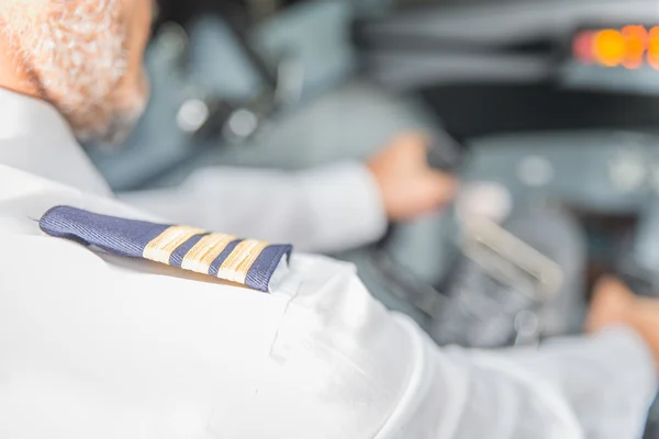 Capitão de avião dirigindo o veículo — Fotografia de Stock