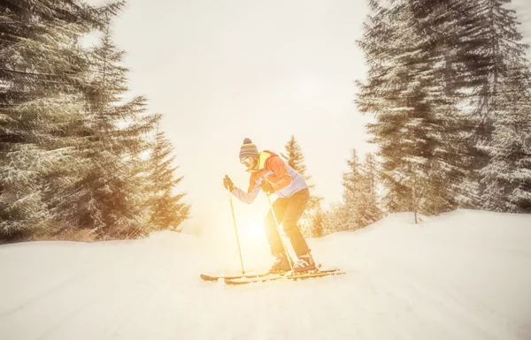 Skidåkare kommer ner från berget — Stockfoto