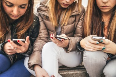 Cep telefonlarında yazarak kadınlar