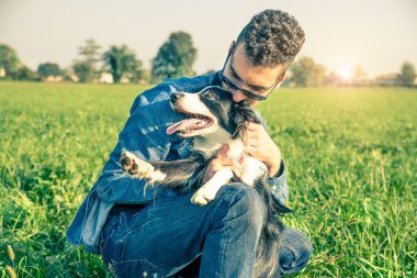 Onun sahibi ile oynayan serin köpek